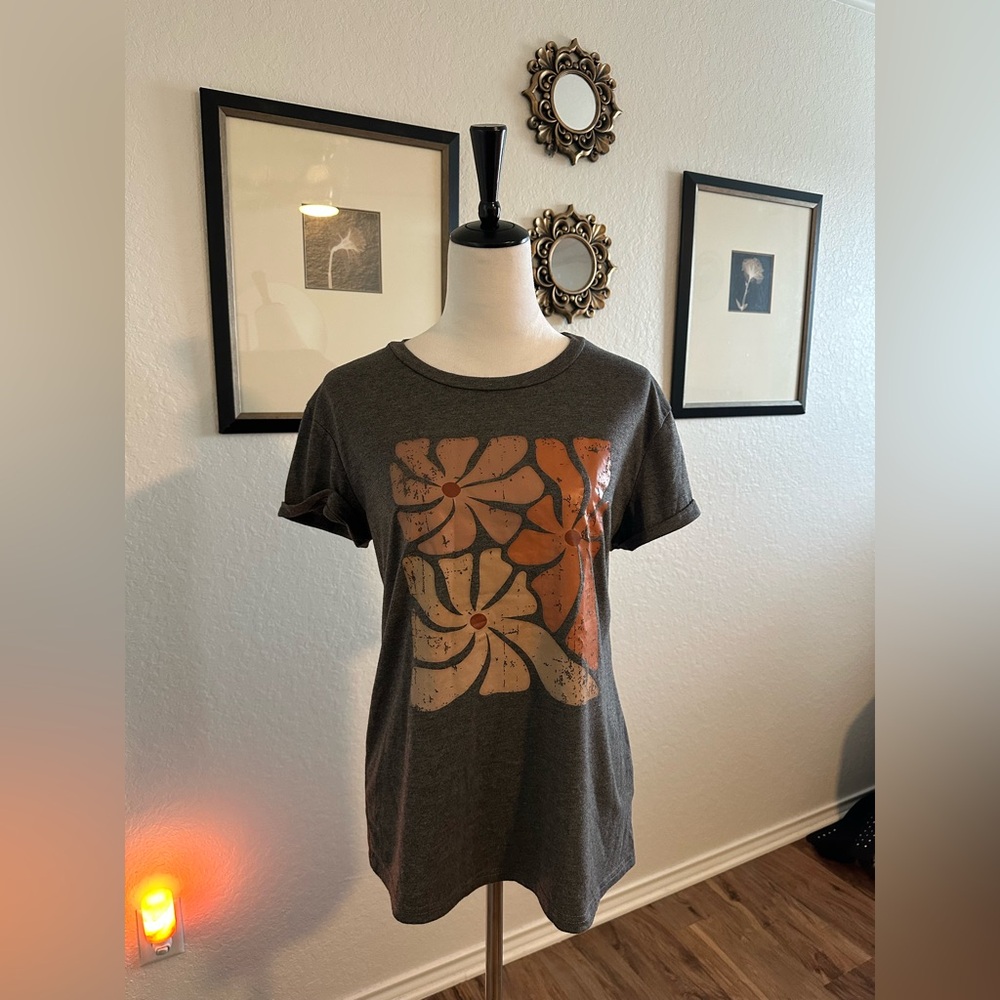 Flower Graphic T-shirt 🌼